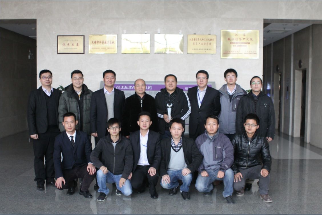 圖為江蘇數字信息產業園足球聯隊全家福